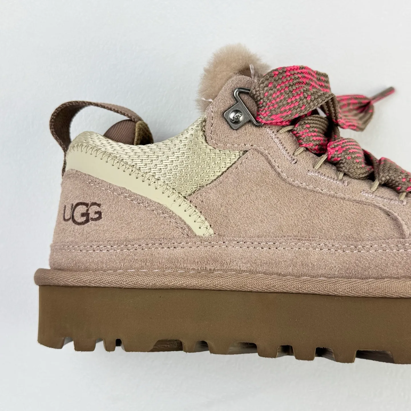 Local 💰600 OEM grade 4032 Mel series, top workmanship, super stable version ✔️ Good looks and texture, suede leather + low-key logo show retro, classic two-color shoelaces can be worn as two shoes ✔️ So comfortable that you want to weld your feet, ultra-light material + 5cm thick sole, increase height without tiring the feet, wool insoles are warm and breathable, no pressure for commuting and shopping all day long ✔️ I love the details: wide shoelaces for photos. Sizes 34-40 are suitable for a variety of foot types. Slight stains can be wiped clean with a damp cloth. The loose feeling in early autumn is all due to it. You can close your eyes and avoid stepping on thunder! 👟
